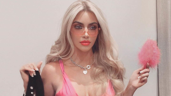 Kim Kardashian ging met Halloween verkleed als het domme blondje uit Legally Blonde