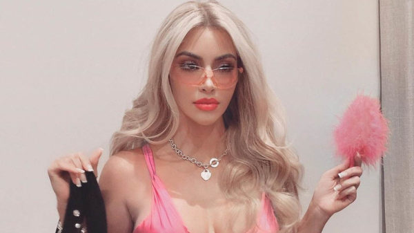 Kim Kardashian ging met Halloween verkleed als het domme blondje uit Legally Blonde