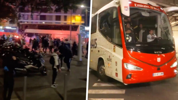Voetbalwedstrijd Marseille-Lyon afgelast na aanval op spelersbus, coach Lyon raakt gewond