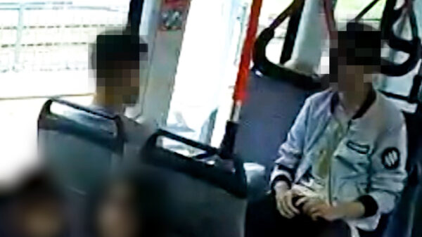 Man (71) zwaar mishandeld in Haagse tram, politie deelt beelden om verdachten te vinden