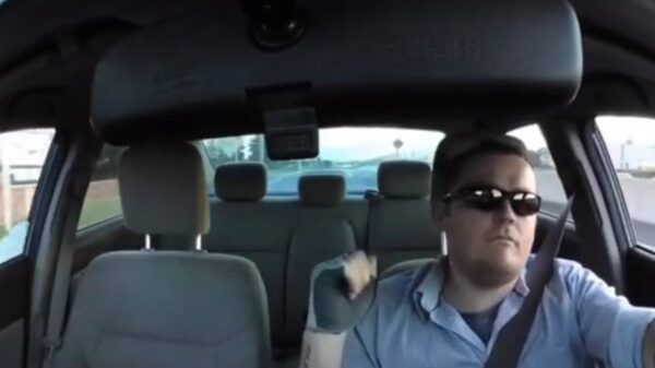 Automobilist gooit tijdens het rijden letterlijk en figuurlijk zijn eigen glazen in