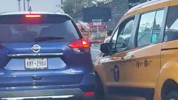 New Yorkse taxichauffeur rukt Israëlische vlag van voorbijrijdende auto