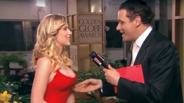 Vroeger kon je als presentator gewoon nog aan de Oscars van Scarlett Johansson zitten