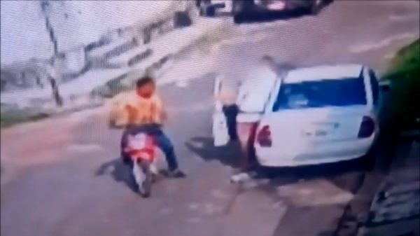 Braziliaan gebruikt zijn auto om overvallers van hun brommer af te beuken