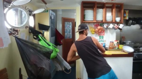 Koken op de ruige zee is nog knap lastig