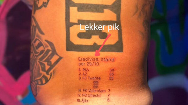 Spelfout in tatoeage bij PSV-fan die Teletekst-stand Ajax laat tatoeëren