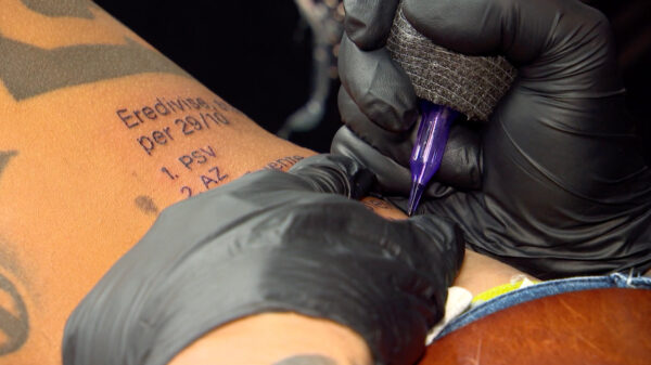 Spelfout in tatoeage bij PSV-fan die Teletekst-stand Ajax laat tatoeëren