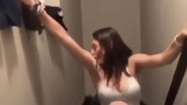 Best idee van de week: op een stoel van de trap rijden