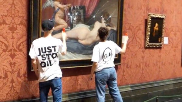 Klimaatactivisten van Just Stop Oil hakken op schilderij in de National Gallery