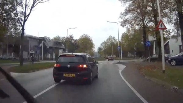 Zutphense verkeershufter haalt voor het politiebureau een aantal mooie capriolen uit