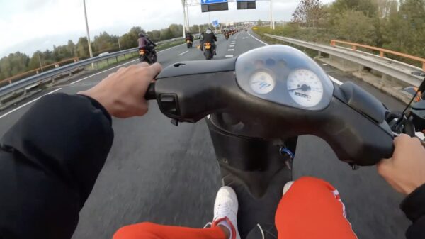 Scooterrijder op Zip 172cc probeert motoragent op de snelweg af te schudden
