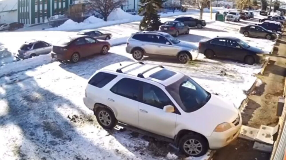 Uitparkeerkunst: vrouw in BMW X3 probeert parkeerplaats te verlaten