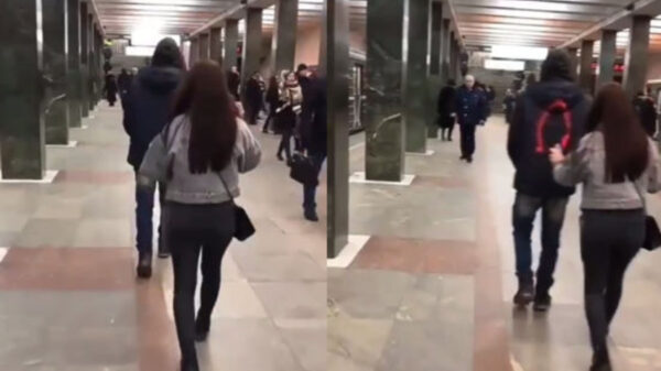 Creatieve dame maakt ongevraagd schunnige tekeningen achterop je jas