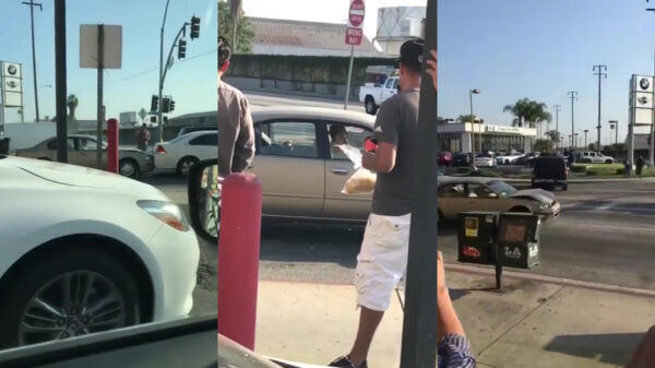 Roadragende idioot ramt zich een weg door het stilstaande verkeer