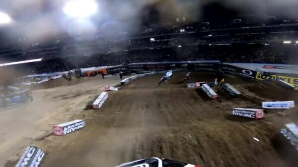 Even een stukje meejakkeren tijdens de Monster Energy Supercross