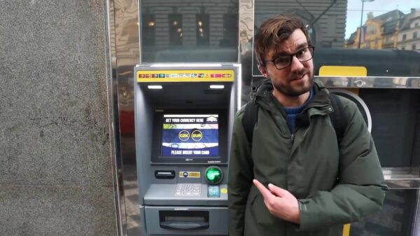 Bij sommige pinautomaten word je opgelicht waar je bijstaat