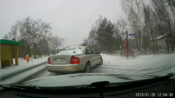 Auto komt van rechts aanglijden en veroorzaakt harde crash op de kruising
