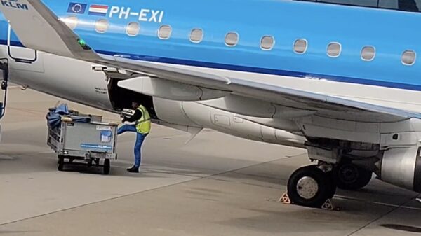 Passagiers filmen medewerker van KLM die gefrustreerd de koffers uitlaadt