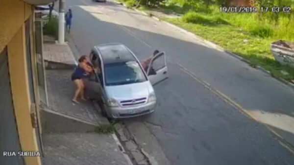 Stoere dames hebben volledig schijt aan gewapende overvallers