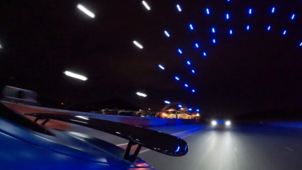 Lewis Hamilton en George Russell knallen door een tunnel van drones in Las Vegas