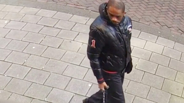 Opsporing verzocht: Amsterdamse politie zoekt man na poging tot doodslag met kettingslot