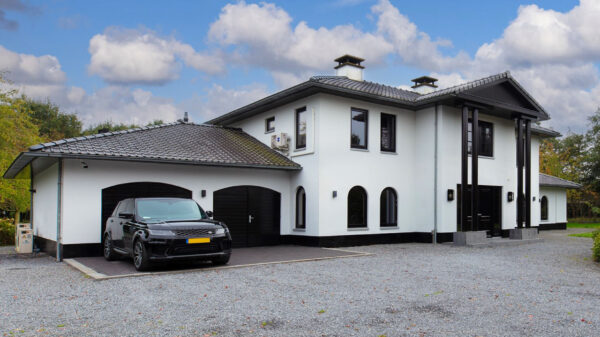 Het enorme landhuis van Boef in Almere kopen? Voor € 2.150.000,- is 'ie van jou