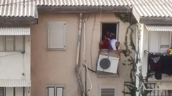 Buurman en Buurman hangen samen een nieuwe airco op