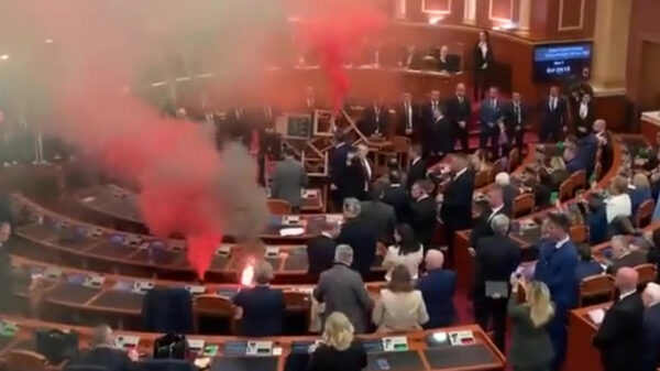Oppositiepartij Albanees parlement steekt rookbommen af om stemming te voorkomen