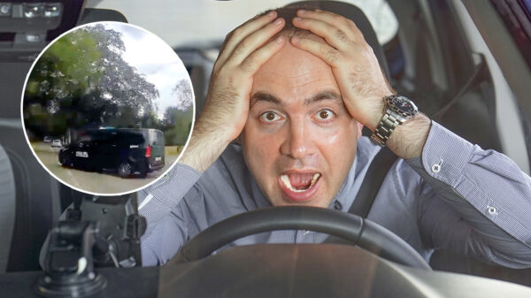 Belgische taxichauffeur draait zijn busje zonder te kijken de weg op