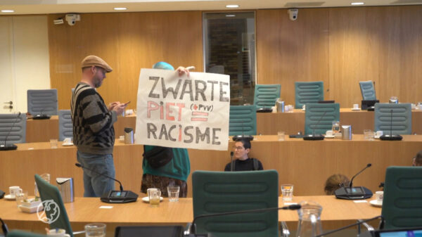 Kick Out Zwarte Piet breekt in tijdens raadsvergadering Hoogezand om te demonstreren