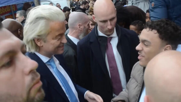 Zien: dat moment dat Geert Wilders een contract tekende waardoor "alle Marokkanen in Nederland mogen blijven"