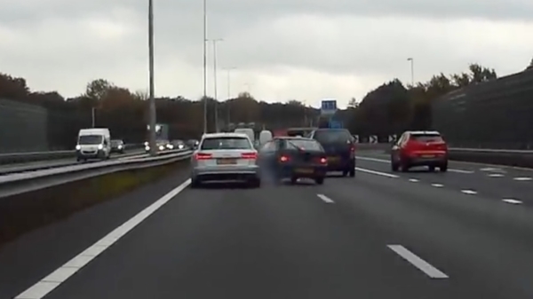 Suzuki-rijder neemt wraak op bumperklevende Audi op de A1 en beukt vol in zijn zijkant