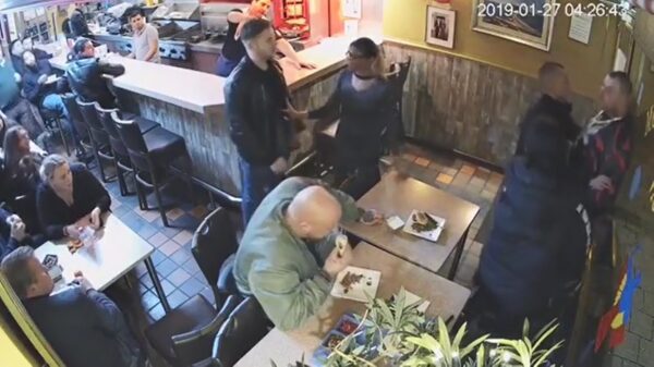 Shoarmazaak in Purmerend wordt vakkundig verbouwd door bezopen klanten