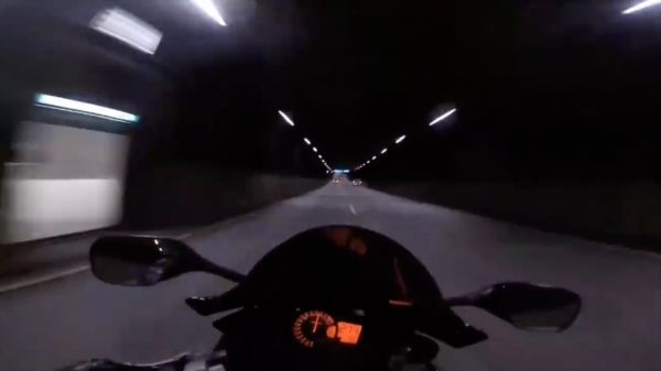 Een nieuwe gestoorde "Ghost Rider" die met 300 km/u door een tunnel jaagt
