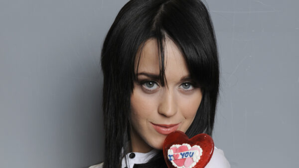 15 jaar na "I Kissed A Girl" is Katy Perry nog steeds geen spat veranderd