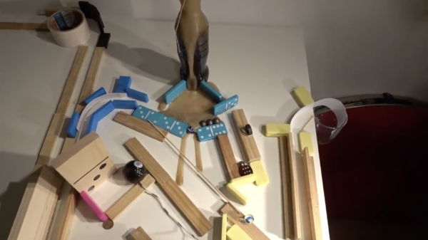 Creatief met knikkers: een heerlijk bevredigende Rube Goldberg-machine
