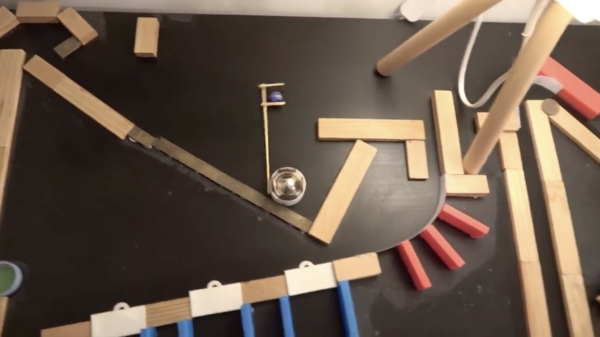 Creatief met knikkers: een heerlijk bevredigende Rube Goldberg-machine