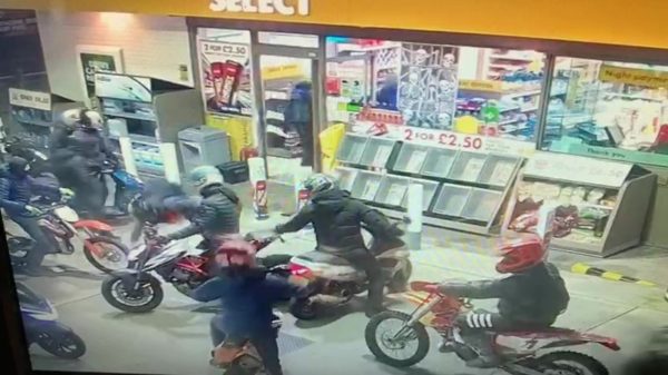 Engelse jeugd bestormt massaal tankstation en jat de complete tent leeg