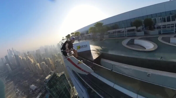Wakeskater laat zich voorttrekken door drone en maakt basejump van enorm gebouw