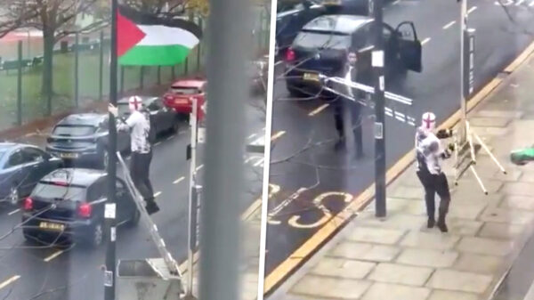 Man in Londen onderuit getrapt die Palestijnse vlag naar beneden trekt