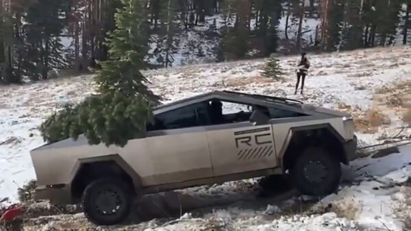 Tesla Cybertruck heeft de nodige moeite met een besneeuwde heuvel