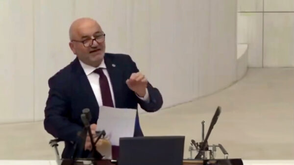 Turks parlementslid krijgt hartaanval tijdens een anti-Israël speech
