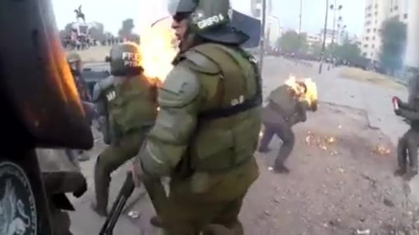 Chileense politieagente wordt tijdens protesten vol geraakt door een molotov-cocktail