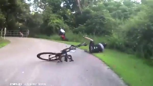 Compilatie: wielrenners die elkaar behoorlijk in de weg zitten