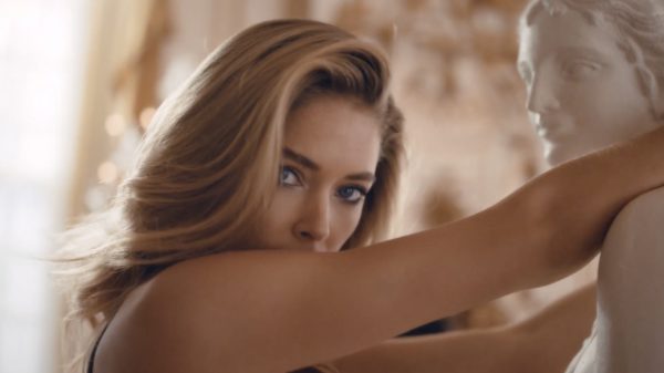 Doutzen Kroes showt haar pikante nieuwe lingerielijn