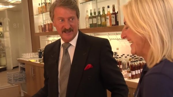 Richard Paterson leert je op geheel eigen wijze hoe je whisky moet drinken