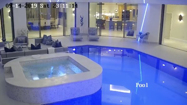 Eerlijk is eerlijk: deze blauwe vloer was best lastig te zien