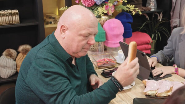 Peter Gillis werkt tijdens meeting 4 worstenbroodjes en een crompouce naar binnen