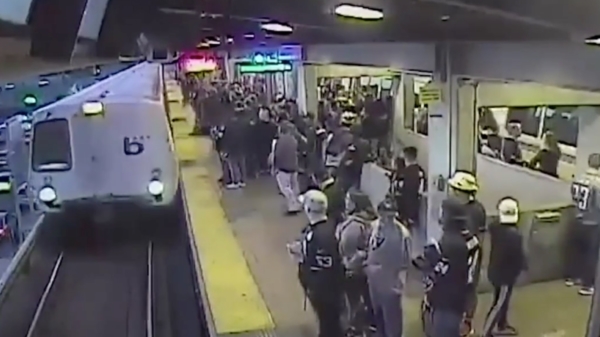 Medewerker trekt man vlak voor aanstormde metro van het spoor en is de held van de dag!