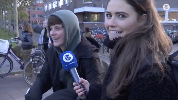 14-jarige player probeert 25-jarige interviewster van de Telegraaf te versieren en loopt een blauwtje op